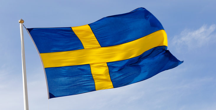 Swedish flag waving in the wind | 動區動趨-最具影響力的區塊鏈新聞媒體 【瑞典計劃推出國家加密貨幣】打造全球首個無現金經濟體
