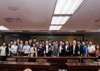 提倡產業自律，台灣 15 家交易所業者共同簽署「交易所自律行為準則」，希望與政府良性溝通