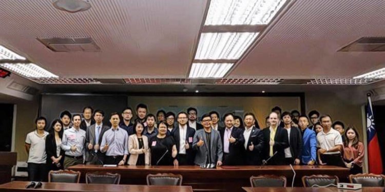 提倡產業自律，台灣 15 家交易所業者共同簽署「交易所自律行為準則」，希望與政府良性溝通