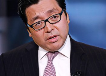 知名華爾街分析師Tom Lee “修正” 年底比特幣預測：「從$25,000調降至$15,000。」