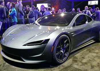 電動車蔚為趨勢，掀鈷金屬市場爭議：IBM聯合LG、福特汽車導入區塊鏈技術打擊亂象