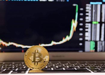 比特幣凌晨三點暴漲 11%，8,900 美元再創今年新高，一舉突破去年 7 月壓力