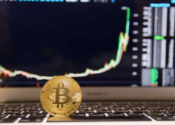 比特幣今早突破短期壓力，四小時內跳漲10%，價格逼近 8,000 美元