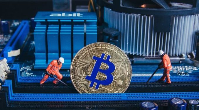 Bitcoin-BTC-Miners-678x381 | 動區動趨-最具影響力的區塊鏈新聞媒體 鏈上數據|比特幣減半後況總覽:數據顯示中國礦工將面臨巨大挑戰
