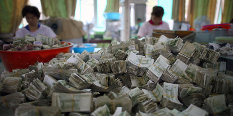 Money counters at public transportation company | 動區動趨-最具影響力的區塊鏈新聞媒體 中國四大行回應凍卡傳言:不會逕行凍結合法操作帳戶;警方疑在追擊 「重大 USDT 跑分案」