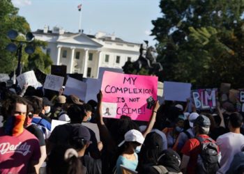 市場短評｜美國抗議潮升級、川普威脅派美軍鎮壓，比特幣今晨再突破萬點！