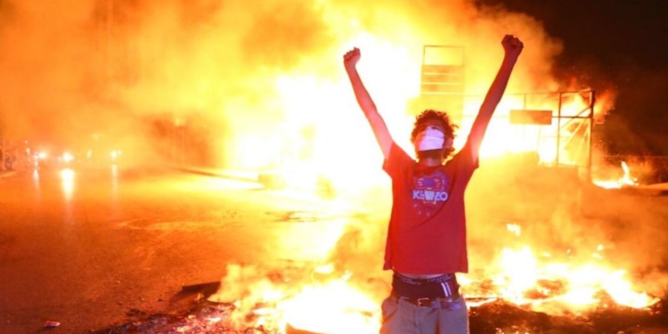 Furious-Protesters-Set-The-Lebanese-Central-Bank-On-Fire | 動區動趨-最具影響力的區塊鏈新聞媒體 《凱撒法案》生效「黎巴嫩幣狂貶70% 」;人民憤怒縱火央行,比特幣能成為替代方案?
