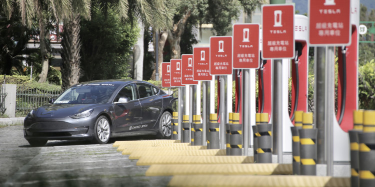 國泰金控年底推出「電動車車聯網」區塊鏈金融平台，還將串連融資、保險理賠服務
