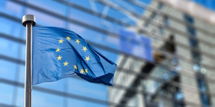 European-Commission_flag_palace | 動區動趨-最具影響力的區塊鏈新聞媒體 終於通關!歐盟釋出非正式文件 : 100 萬歐元內「加密貨幣募資得豁免權」,沙盒維持三年