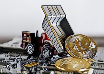 比特幣昨跌破 9,000 形成三重頂，分析師：礦工正「拋售」恐回測 8,300 美元