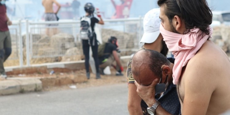 防暴警察使用催淚瓦斯以驅散試圖進入議會大樓的示威者 source: Tamara Saade /半島電視台 | 動區動趨-最具影響力的區塊鏈新聞媒體 黎巴嫩爆炸案後續》革命一觸即發?示威民眾一度佔領「經濟部 外交部」達 3 小時