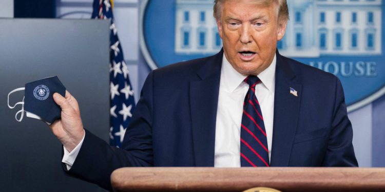 川普染疫動搖「數位黃金」的避險地位？比特幣再曝短，難以脫鉤主流股市