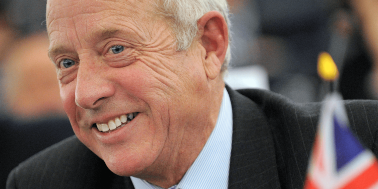 70歲英國政治家進場比特幣！Godfrey Bloom 曾砲轟銀行體系就是詐騙
