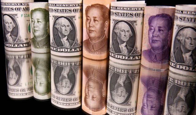Chinese Yuan and U.S. dollar banknotes are seen in this illustration | 動區動趨-最具影響力的區塊鏈新聞媒體 美元兑人民幣已貶值10%!「弱勢美元」或造成資金輪動,推動比特幣再上漲