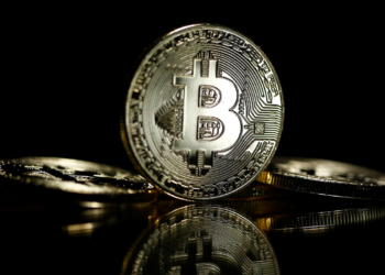 「中本聰時代」比特幣再傳轉移！十年漲五萬倍、9.5 億 BTC 將導致拋售危機？