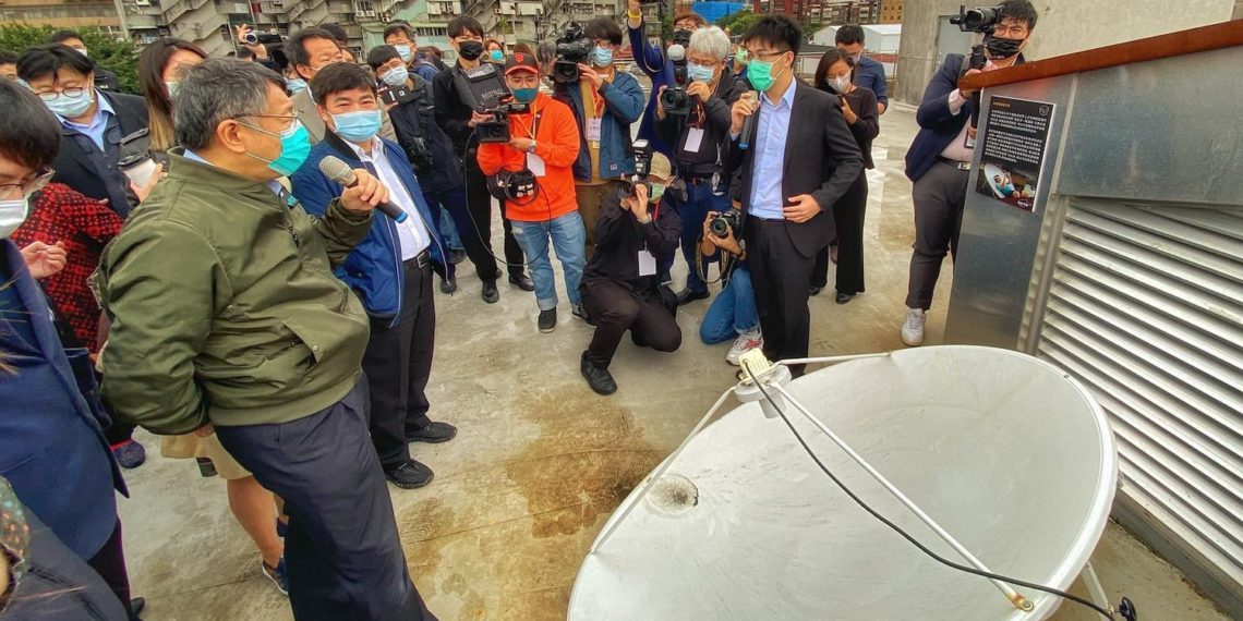 密碼龐克台灣｜柯文哲參觀「比特幣衛星接收器」，引來Blockstream執行長關注