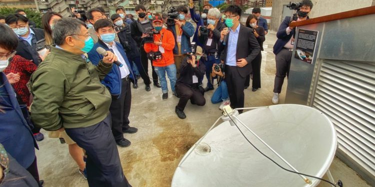 Ep-rHj6UwAAIta3 | 動區動趨-最具影響力的區塊鏈新聞媒體 密碼龐克台灣|柯文哲參觀「比特幣衛星接收器」,引來Blockstream執行長關注