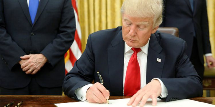 川普卸任前出擊！下令封鎖微信、支付寶，反利於DCEP ? ；紐交所宣布三家電信中企摘牌