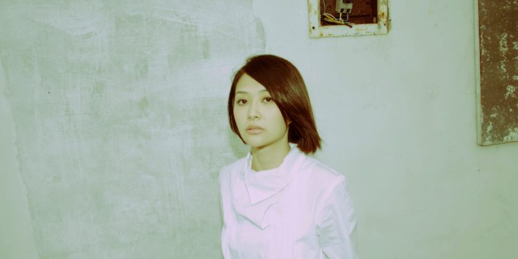 曾為南拳媽媽、豆花妹、弦子等明星歌手作詞，現為阿爾發音樂製作部主任的全才創作歌手 —— 林理惠