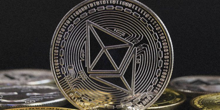 以太幣破 2,700 鎂續刷新高！手續費大降促全網交易活躍；9.3億鎂選擇權週末到期