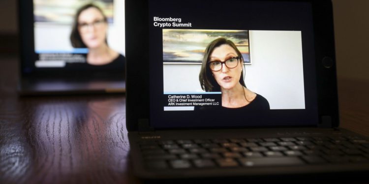 ARK｜方舟投資逆勢建倉 Coinbase，靠「重倉特斯拉」奉名女股神，她能否復刻奇蹟？