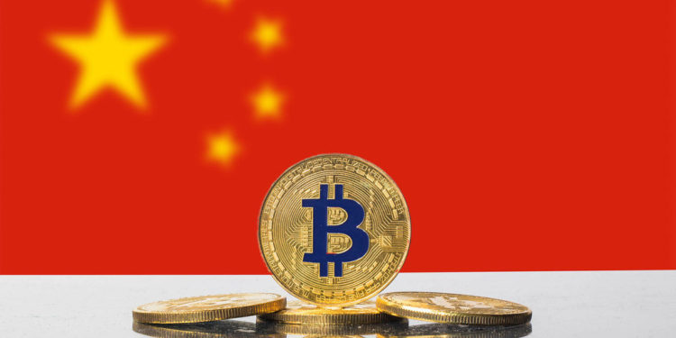 Golden Bitcoin and flag of China | 動區動趨-最具影響力的區塊鏈新聞媒體 中國重拳|新疆、四川礦場「傳遭暫停供電」;能源局下週將開挖礦座談會