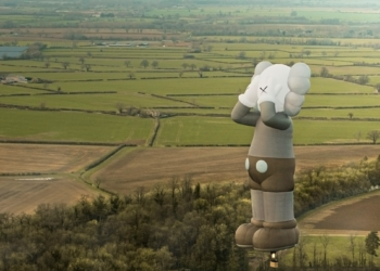 和粉絲漫遊天空！藝術展《KAWS:HOLIDAY》今年再度升空，攜手「FTX Pay」首接受加密貨幣支付！