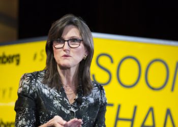 方舟女股神 :「ESG 風潮」是幣市崩跌主因；經濟陷「通縮」可能性更大