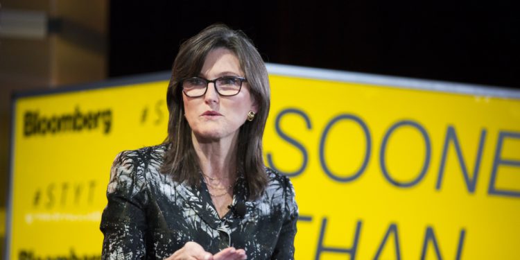 方舟女股神 :「ESG 風潮」是幣市崩跌主因；經濟陷「通縮」可能性更大