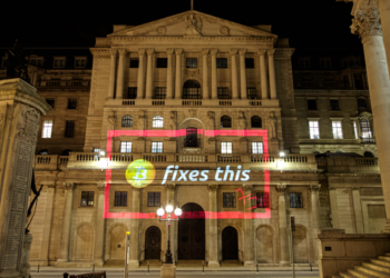 英國金融作家推文 : 央行、國會大廈門口被人投影「比特幣會修好它」，網質疑是後製圖