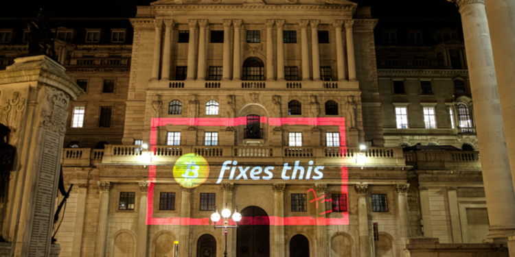 Source: @DominicFrisby Twitter | 動區動趨-最具影響力的區塊鏈新聞媒體 英國金融作家推文 : 央行、國會大廈門口被人投影「比特幣會修好它」,網質疑是後製圖