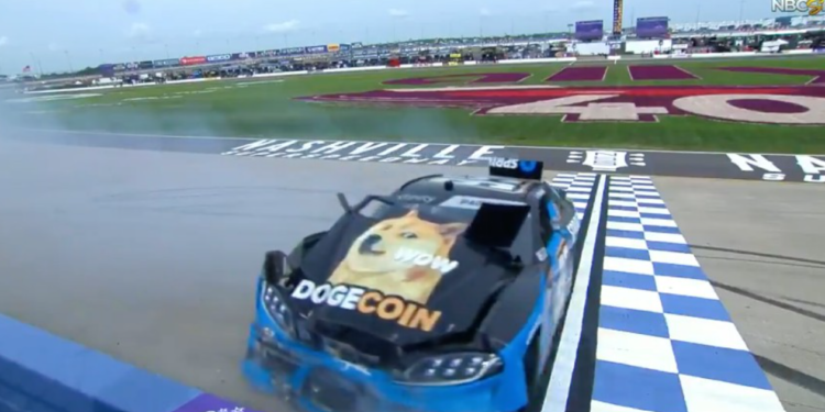 狗狗幣災難｜幣價暴跌18%！遇上 Doge 贊助賽車登上 NASCAR，卻失控撞上護欄