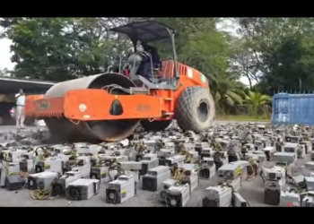 壓路機出動！碾碎「價值3,000萬比特幣礦機」，馬來西亞逮捕偷電挖礦 8 名嫌犯