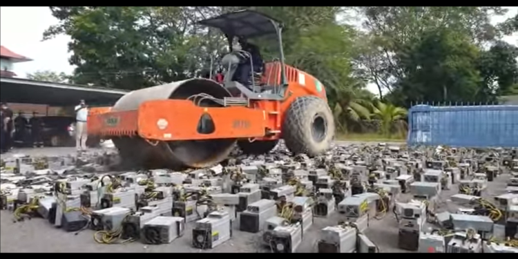 壓路機出動！碾碎「價值3,000萬比特幣礦機」，馬來西亞逮捕偷電挖礦 8 名嫌犯