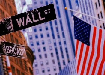 機構「逢低買入比特幣」意願低落！巨鯨地址下滑，期貨未平倉量較4月驟減60%