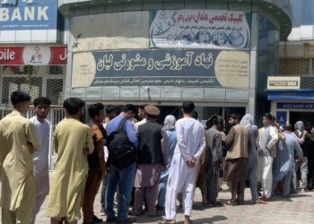 阿富汗無現金可用！美國, IMF, 世界銀行凍結央行 100億美元資產，人民該何去何從？