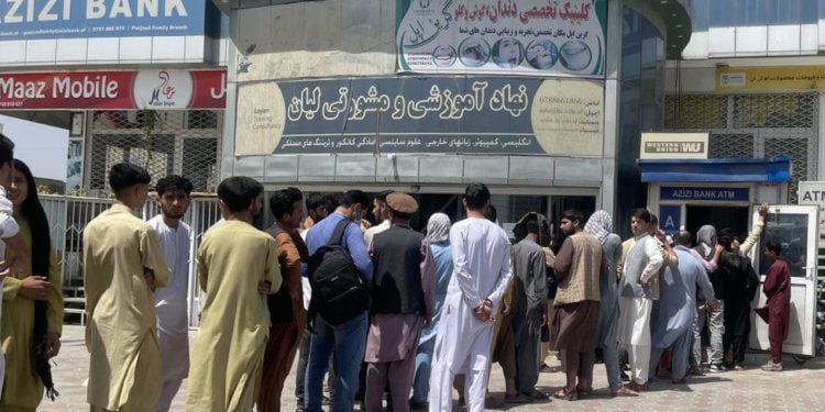 阿富汗無現金可用！美國, IMF, 世界銀行凍結央行 100億美元資產，人民該何去何從？