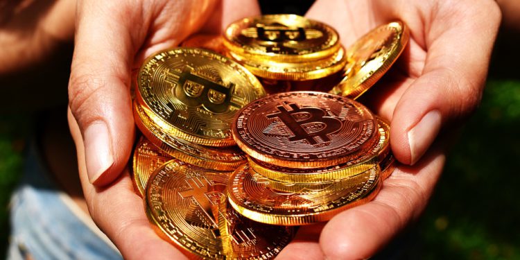 交易所比特幣流出量達1個月10萬枚！分析師預期9月上看80,000鎂