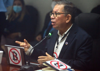 薩爾瓦多前政府部長用「貼紙」反對比特幣、民間質疑聲浪未停