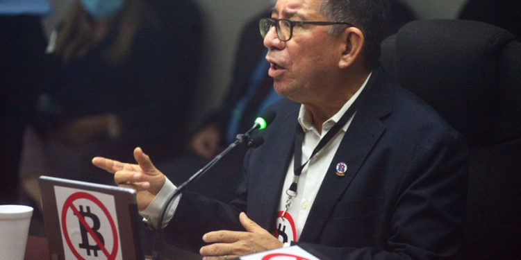 薩爾瓦多前政府部長用「貼紙」反對比特幣、民間質疑聲浪未停