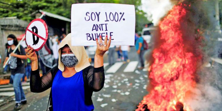 909gggg_2093 | 動區動趨-最具影響力的區塊鏈新聞媒體 薩爾瓦多千人遊行,「燒毀比特幣ATM」激烈抗議;Chivo錢包已超50萬用戶