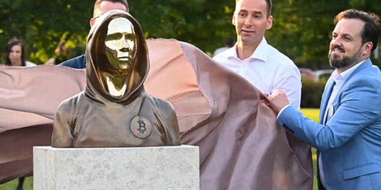 匈牙利布達佩斯公園立「中本聰雕像」！鏡面臉龐倒映：人人都是Satoshi