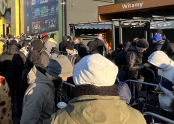 顯卡難民潮 | 波蘭商場開賣400張「原價RTX顯卡」，千位民眾裹毛毯搶排隊購買