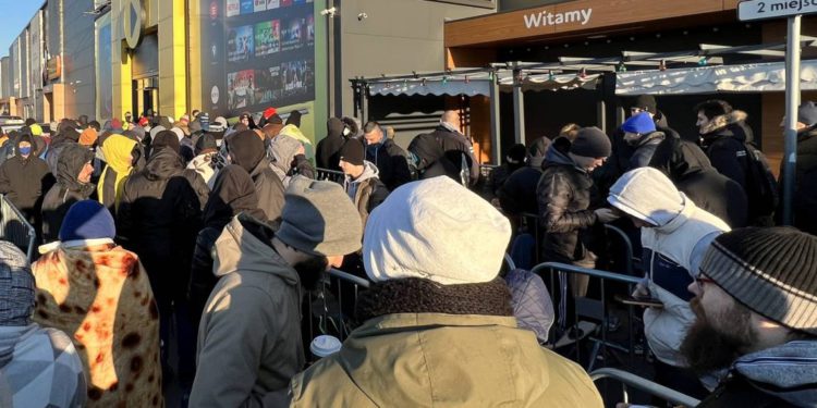 顯卡難民潮 | 波蘭商場開賣400張「原價RTX顯卡」，千位民眾裹毛毯搶排隊購買