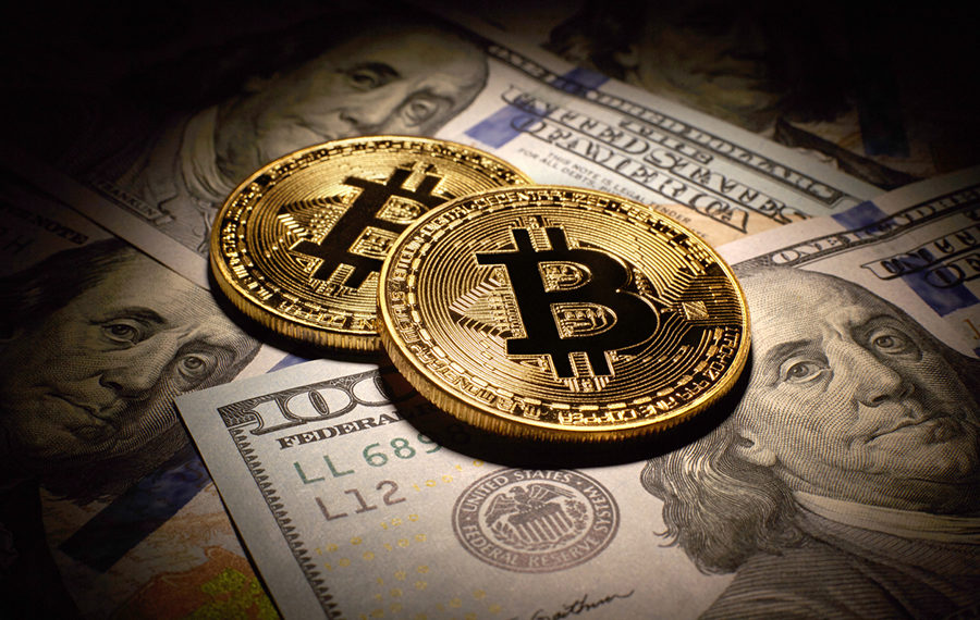 Golden Bitcoins Coins and dollar bills | 動區動趨-最具影響力的區塊鏈新聞媒體 比特幣可能挑戰法幣?Fed 七張圖告訴你,取代美元是「不可能的任務」!