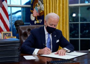 拜登簽署1.2兆鎂基建法、嚴苛加密稅法成定局；比特幣重挫7%跌破61,000