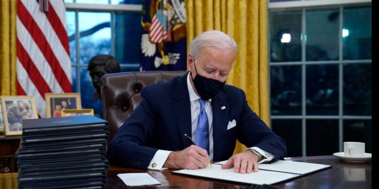 拜登簽署1.2兆鎂基建法、嚴苛加密稅法成定局；比特幣重挫7%跌破61,000