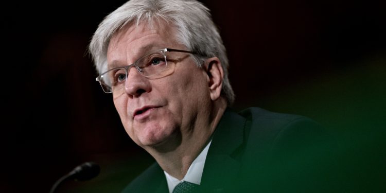 抗通膨！Fed理事 : 明年3月就該升息、夏天前就要縮表；美股、比特幣再下挫9%