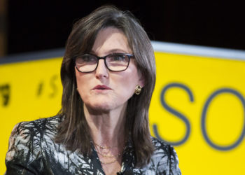 方舟女股神：創新科技不是泡沫，區塊鏈等 5 領域將創造 3~5 倍收益