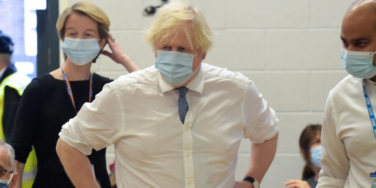 預期Fed加速縮債、英Omicron首例死亡；美股下挫、BTC跌6%破46,000